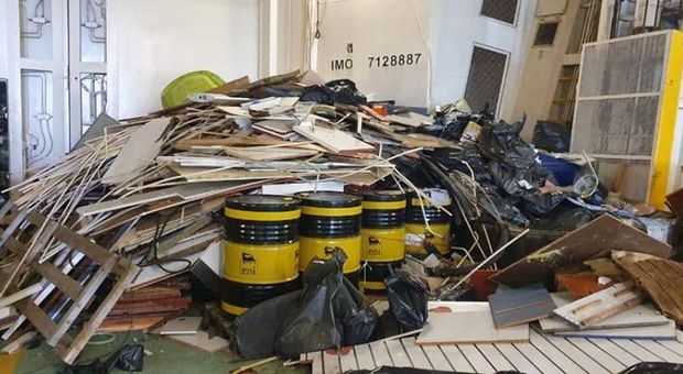 Scandalo a bordo, da Brindisi a Valona con la stiva carica di rifiuti tossici: «Altri 15 carichi sospetti». La replica: «Fusti tracciabili»