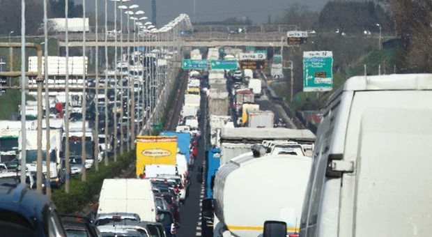Roma, incidente tra auto sul Gra: traffico in tilt