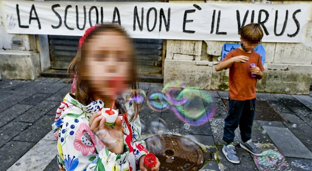 Lockdown in Campania, De Luca firma l'ordinanza: da lunedì chiudono anche nidi e asili