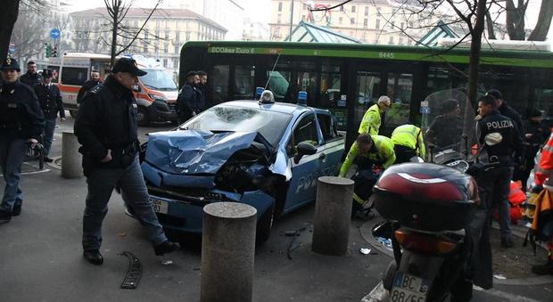 Milano, autobus si schianta contro un'auto della polizia: tre feriti, almeno due gravi. «Forse un malore»