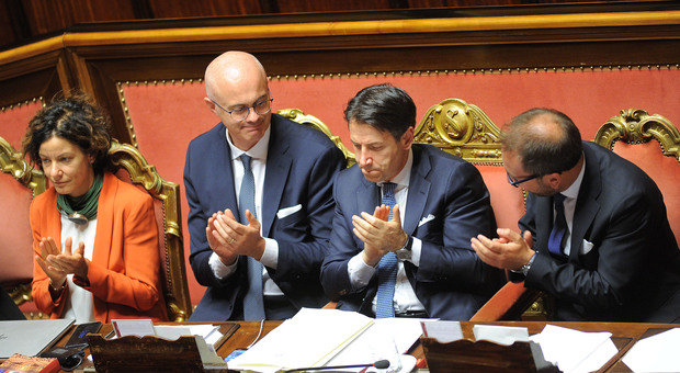 Conte bis, fiducia al Senato con 169 sì. Accuse tra premier e Salvini, Aula come un ring
