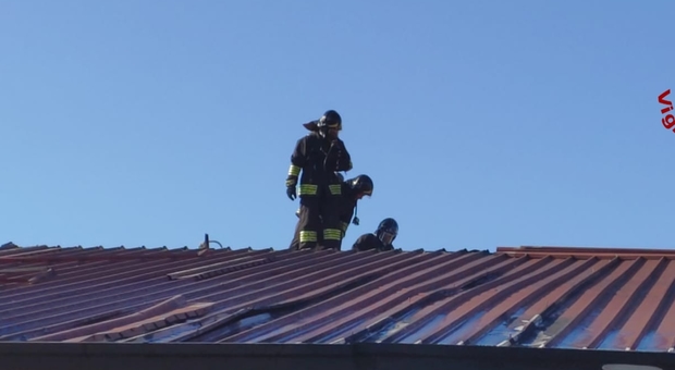 A fuoco il tetto di un capannone, i pompieri salvano l'azienda dal fuoco