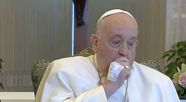 Papa Francesco come sta? Lo pneumologo: «Non rischia la vita, guarirà con antibiotici, aerosol e riposo»
