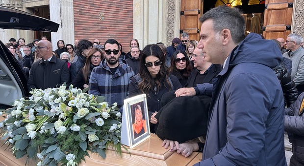 Pescara, la morte di Barbara Paolone: attori e vip al funerale. Il marito Olivieri: «Ti amerò per sempre»