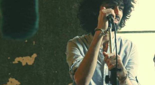 Un'immagine di AnasMaghrebi, frontman della band siriana Khebez Dawle