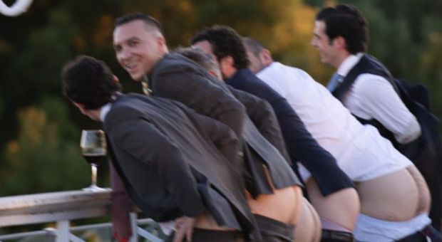 Briga, lo scatto ironico "senza veli" con gli amici durante il matrimonio LA FOTO