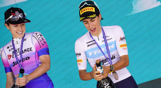 Giro Donne 2022, la prima Maglia Rosa alla Faulkner: Balsamo terza con la Maglia Azzurra Messaggero