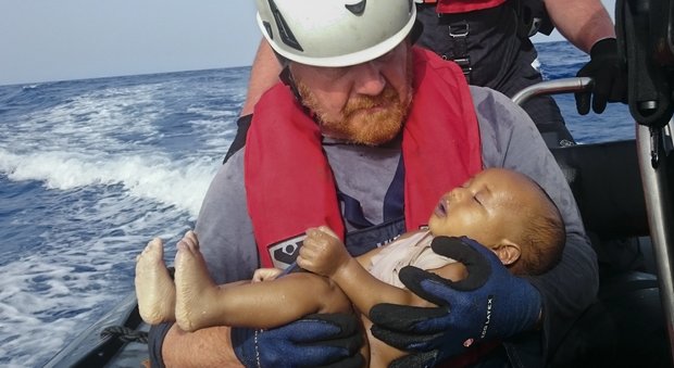 Migranti, la foto choc di un bimbo annegato sconvolge l'Europa