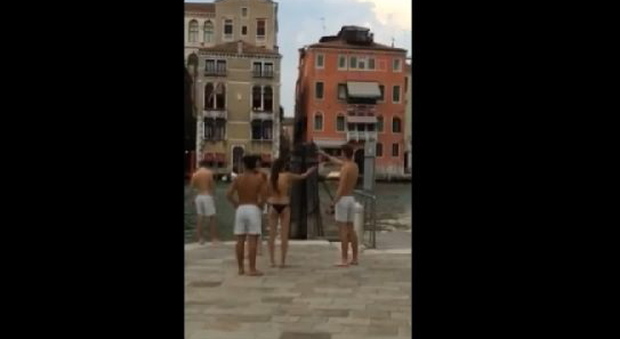 Venezia, tornano i turisti "cafoni": in surf sul Canal Grande, monopattini e bikini a go-go. Pioggia di multe