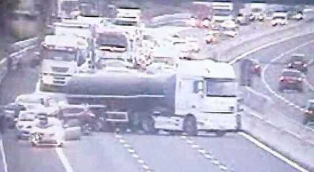 Ancona, alla webcam dell'autostrada sono sfuggite le azioni del commando