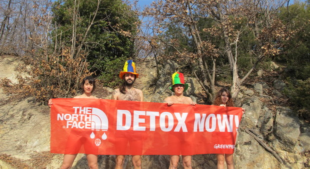 Greenpeace, nudi sui Colli contro “inquinamento” nella moda sport