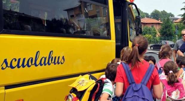 Infarto mentre guida lo scuolabus, autista eroe salva i bambini prima di morire