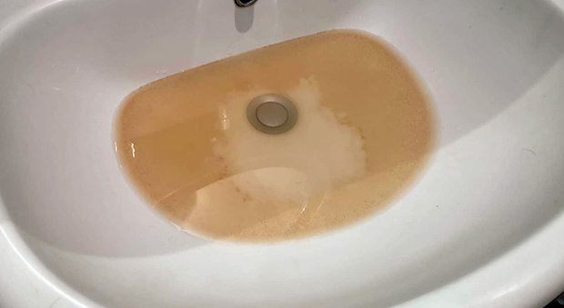 L'acqua scura che esce dai rubinetti