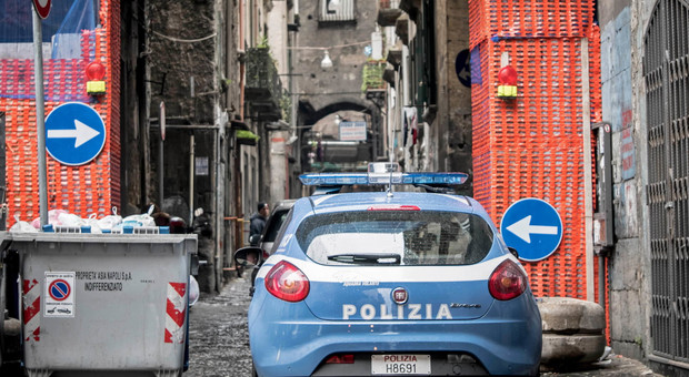 Napoli, 25enne accoltellato alla gamba nel centro storico: «Assalito da tre extracomunitari»