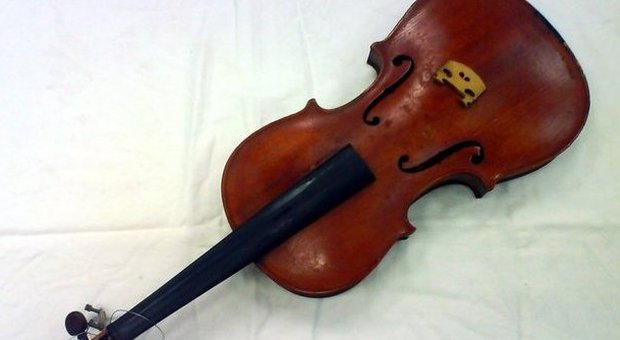 Violino del 1879 rubato a Torino scatena la guerra tra procura e Berlino, i tedeschi: non lo ridiamo