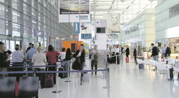 L'aeroporto Sanzio torna a crescere per merci e passeggeri. E da oggi si vola a Parigi