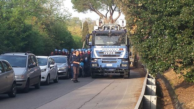Lazio, a Formello scoppia la contestazione: la polizia carica i tifosi. Un agente ferito, 15 fermati