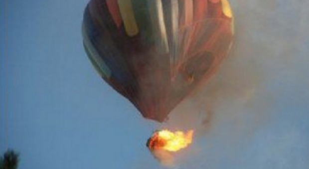 Texas, una mongolfiera per turisti s'incendia e precipita: almeno 16 morti