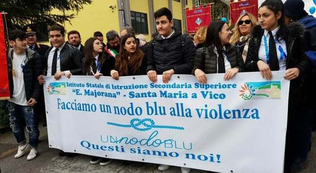 La marcia degli studenti di Caserta: «Facciamo un nodo alla violenza»