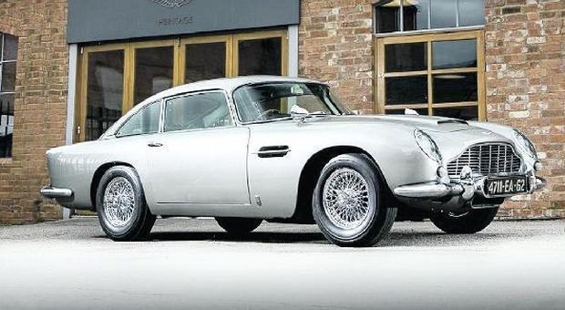 Aston Martin di 007 in vendita, comprese mitragliatrici e chiazze di petrolio: quanto costa