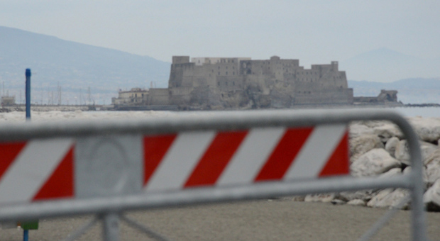 Napoli zona rossa, spiagge chiuse ma niente controlli: «Tutti in strada, altro che lockdown»