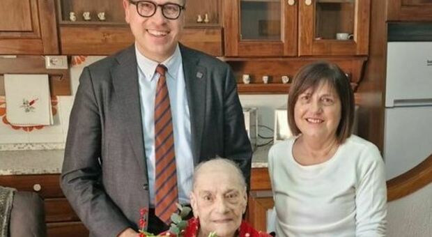 Montegranaro festeggia i 102 anni di nonna Eugenia e lei legge la prima lettera d'amore spedita al futuro marito