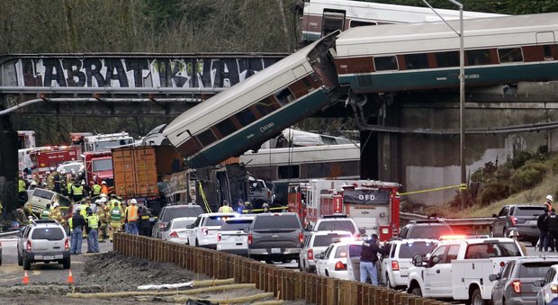 Stati Uniti, treno deraglia e cade su autostrada durante il viaggio inaugurale