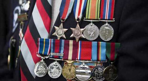 Un veterano fugge dalla casa di riposo per partecipare alle celebrazioni dello sbarco in Normandia: nascondeva le medaglie sotto l'impermeabile