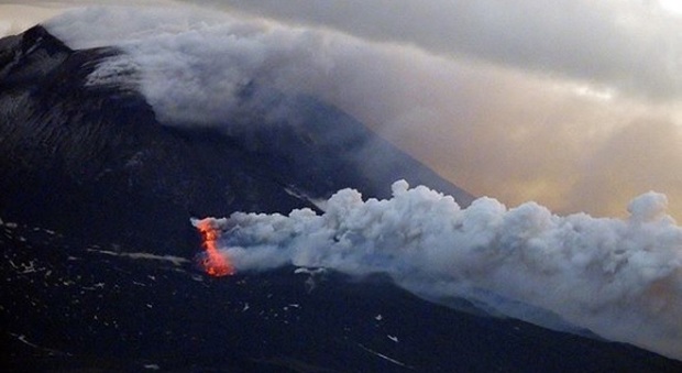 L'Etna torna in eruzione: due colate dal cratere Sud-Est Video