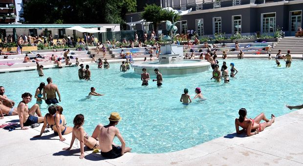 ESCLUSIVO: Ostia, allarme pedofilo in spiaggia: «Toccava le nostre figlie nascosto dal getto dell'idromassaggio della piscina»
