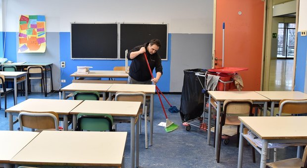 Coronavirus, la pulizia della scuola Nigra a Torino