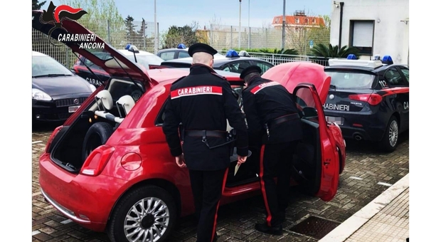 La Fiat 500 delle ladre perquisita dai carabinieri