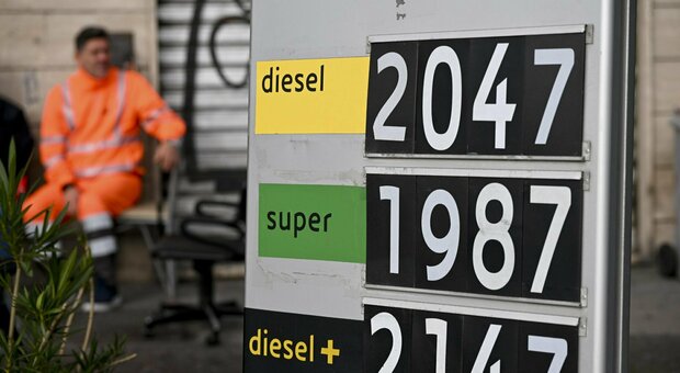 Benzina e diesel, l'ira degli automobilisti per i prezzi: il governo manda la Gdf. Codacons: «Boicottare distributori più cari»