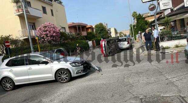 Paura in via Bixio, scontro all'incrocio: auto si ribalta e finisce contro una vettura parcheggiata