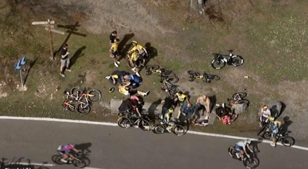 Giro Paesi Baschi, terribile caduta di Vingegaard Danese in ambulanza, a terra Evenepoel e Roglic