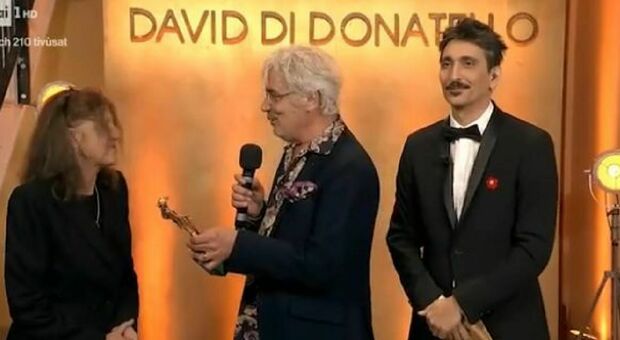 David di Donatello, Sergio Ballo riceve il premio e polemizza: «Messi sulle scale. La tirchieria». La replica di Carlo Conti