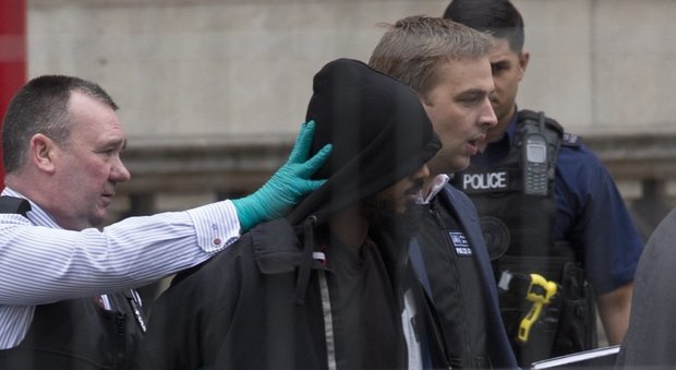 Londra, ancora paura a Westminster: bloccato uomo armato di coltelli