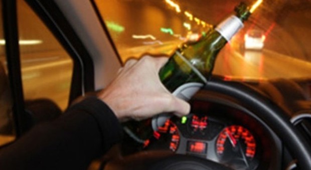 Ubriaco guidava l'auto bevendo birra: nei guai 32enne svedese