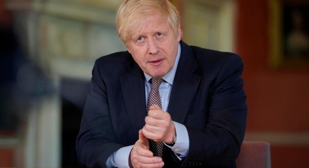 Boris Johnson: «Il crollo di morti e contagi dipende dal lockdown, non dalla vaccinazione di massa»