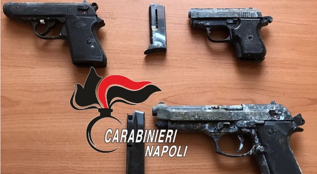 Napoli, pistole a salve (senza tappo rosso) nascoste nella cassetta del contatore