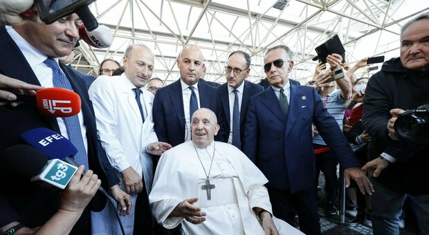 Papa Francesco dimesso dal Gemelli tra gli applausi dei pazienti: Bergoglio è uscito dall'ospedale sulla sedia a rotelle