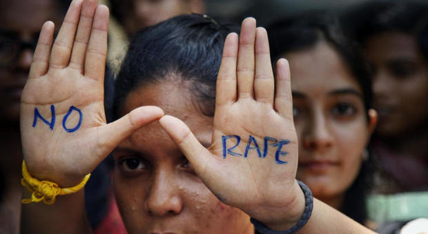 India, 16enne stuprata da un vicino di casa si dà fuoco per la vergogna