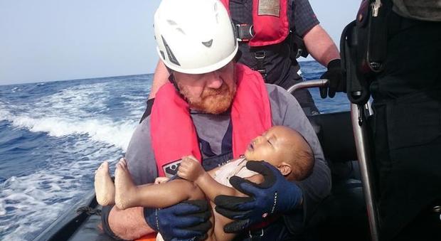 Migranti, un altro bimbo annegato: il dramma in una foto choc. "Sembrava una bambola"