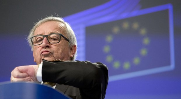 Juncker: «L'Italia rischia, dopo il voto governo non operativo». Poi frena. Gentiloni: «Tranquillo»