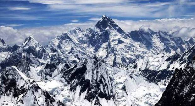 K2 60 anni dopo, l'arrivo in vetta con soccorsi in quota a un alpinista