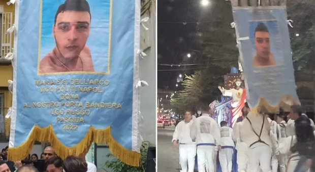 Baby rapinatore ucciso a Napoli, la foto di Ugo Russo sul vessillo in processione a Pasqua: «I criminali non vanno celebrati»
