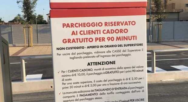 Parcheggio gratis solo se spendi almeno 10 euro all'iper: è polemica