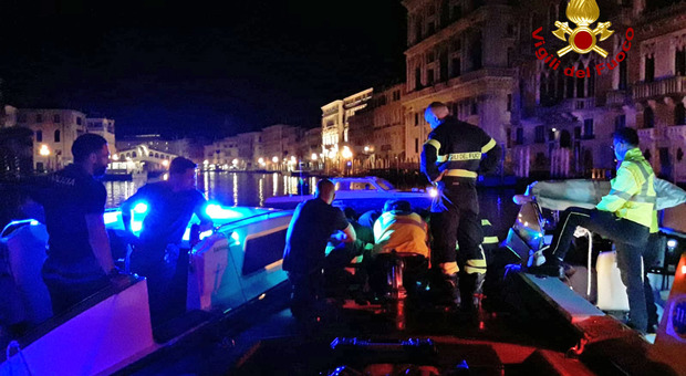 Donna cade in acqua in canal Grande a Venezia alle 2.15 di notte