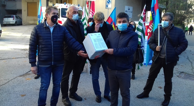 Consegna dello scatolone con le firme al sindaco di Narni Francesco De Rebotti