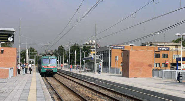 Parla al telefono, il treno lo investe: tragedia sfiorata alla stazione di Milano Romolo